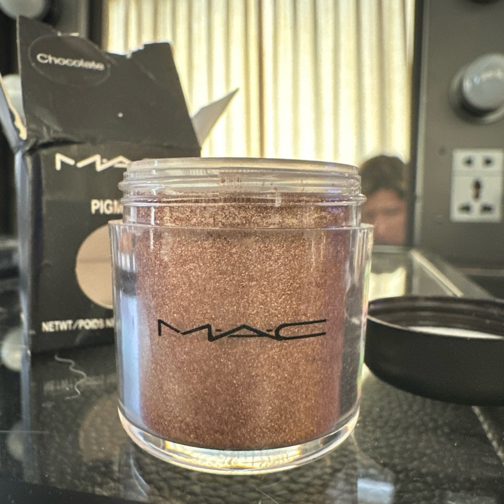 MAC PIGMENT EYESHADOW new with box.